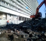 Centrum u Michalika jest burzone drugi tydzień. Robotnicy zraszają budowlę wodą ZDJĘCIA