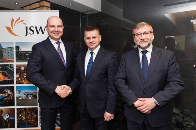 Na zdjęciu od lewej: Daniel Ozon, prezes zarządu JSW SA; Wojciech Trybuchowski, przewodniczący NSZZ Solidarność w PBSz; Tomasz Śledź, zastępca prezesa zarządu JSW ds. technicznych
