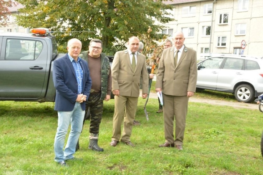 Chociwel. Akcja "Jedno dziecko, jedno drzewo". Rodzice posadzili lipy swoich dzieci   