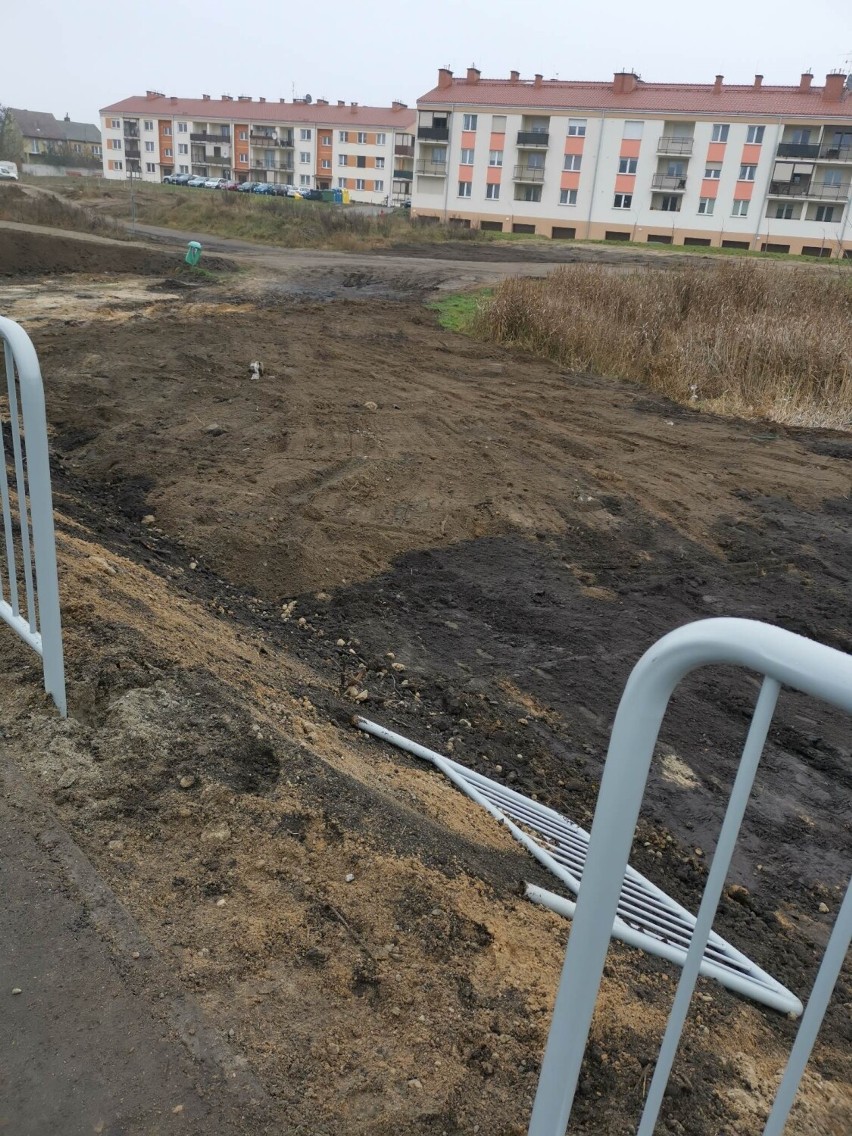Nowa ścieżka rowerowa w Wągrowcu. Z niedoróbkami czy zniszczona przez wandali?