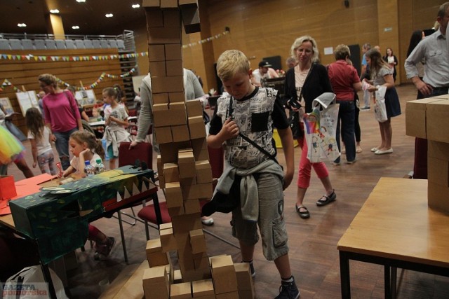 Takiej imprezy w Centrum Kultury "Browar B." jeszcze nie było. Każdy miał okazję spróbować swoich sił w czerpaniu i wyciskaniu kart. Były też warsztaty pisania gęsim piórem, tworzenia origami, malowania na wodzie i lakowania. Powstała także wielka księga o Włocławku.



Info z Polski - 17 sierpnia 2017 roku.


