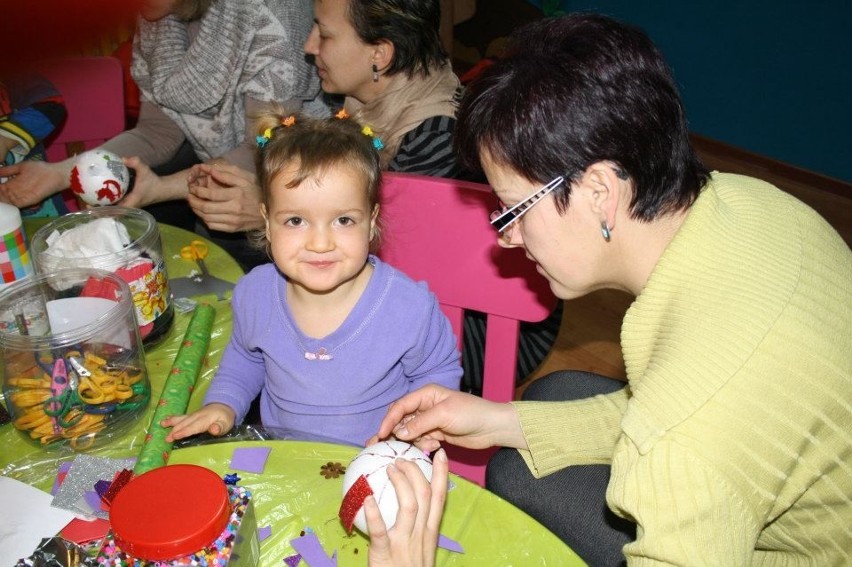 Wodzisław: Dzieci robiły bombki świąteczne