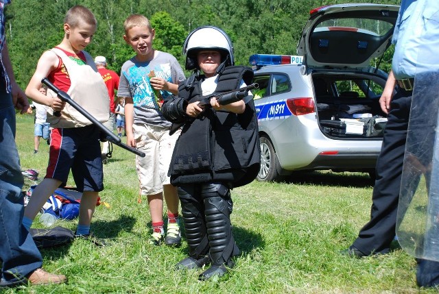 Miasteccy policjanci włączyli się w organizację &#8222;XIV rajdu rowerowego do krainy Rummela szlakami Bolesława Tomaszczyka&#8221;.