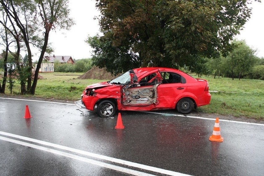 Palczowice. Wypadek na DK 44. Naczepa ciężarówki uderzyła w osobówkę [ZDJĘCIA]