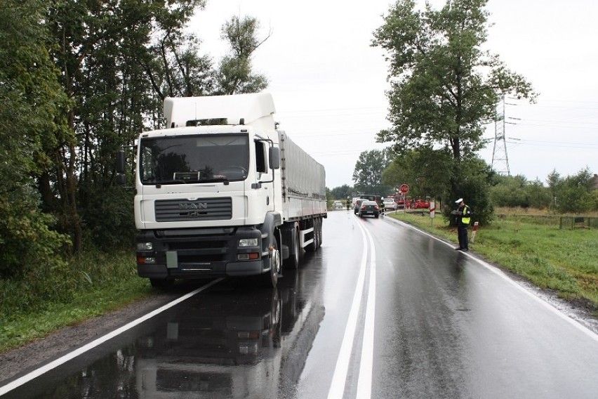 Palczowice. Wypadek na DK 44. Naczepa ciężarówki uderzyła w osobówkę [ZDJĘCIA]