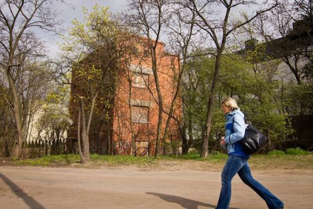 Ten dom stoi w bezpośrednim sąsiedztwie Zielonych Arkad. Prawdopodobnie doczeka w tym stanie nowej linii tramwajowej na ulicy Kujawskiej