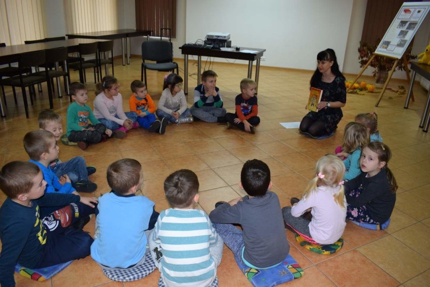 Biblioteka w Osjakowie zaprosiła przedszkolaki na obchody Dnia Pluszowego Misia