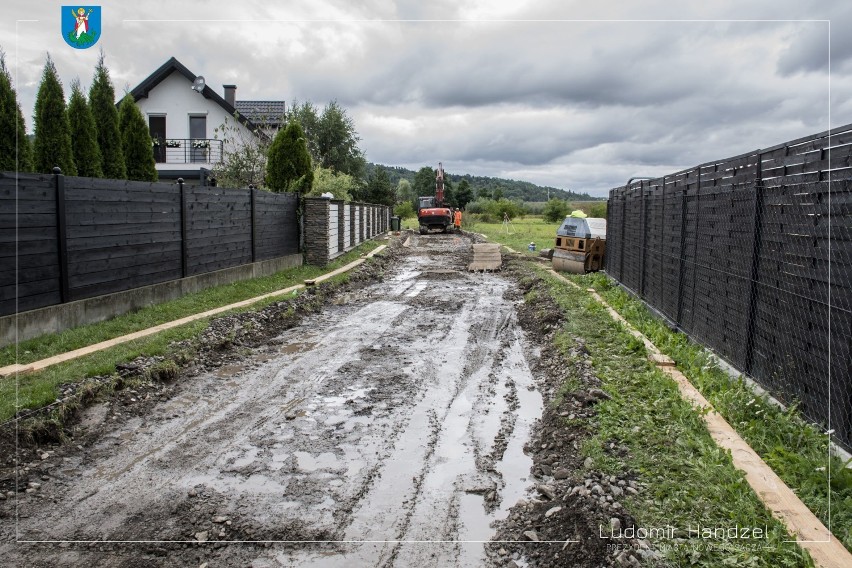 Nowy Sącz. Remont ulicy Axentowicza. Mieszkańcy pożegnają wielkie kałuże podczas opadów 