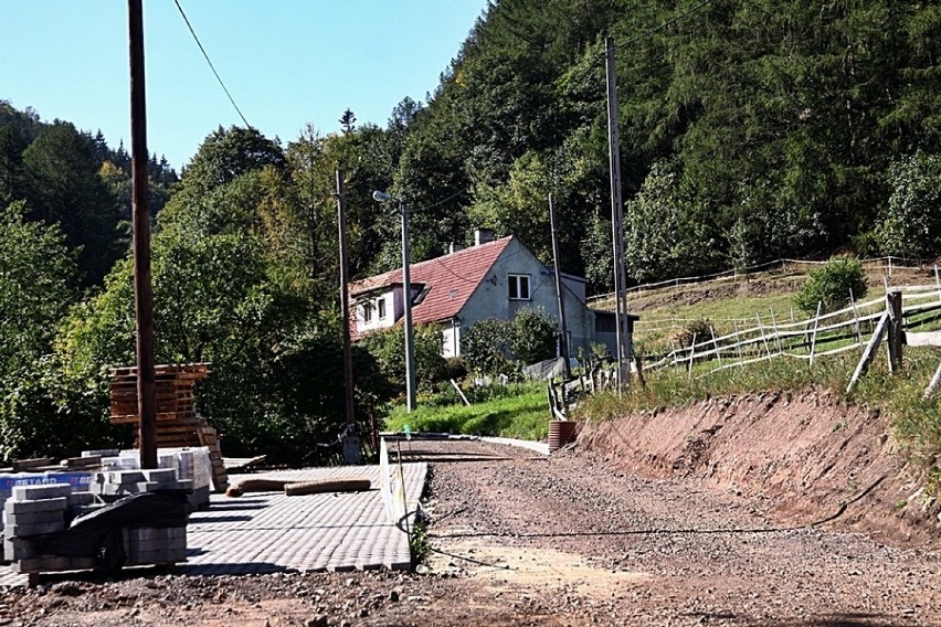 W Jedlinie-Zdroju remontowana jest ulica Pokrzywianka. Prace mają potrwać do połowy października