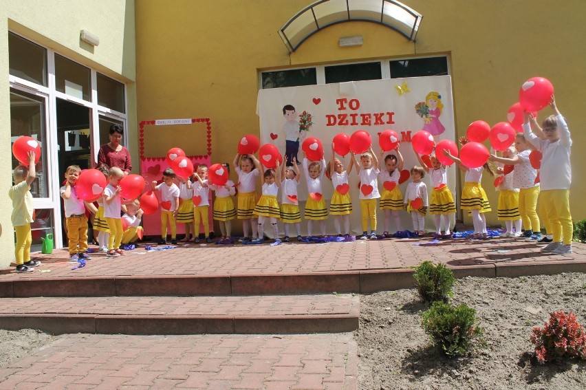 Wyjątkowy "Dzień Rodzinny" w staszowskim przedszkolu numer 8. Były wspaniałe występy i momenty wzruszenia (ZDJĘCIA)