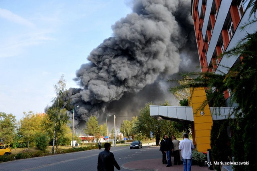 Pożar wybuchł w hali, położonej około 500 metrów od...