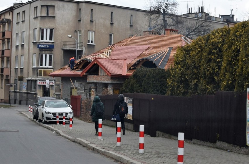 Tarnów. Dworek przy ul. Batorego z nowym dachem [ZDJĘCIA]