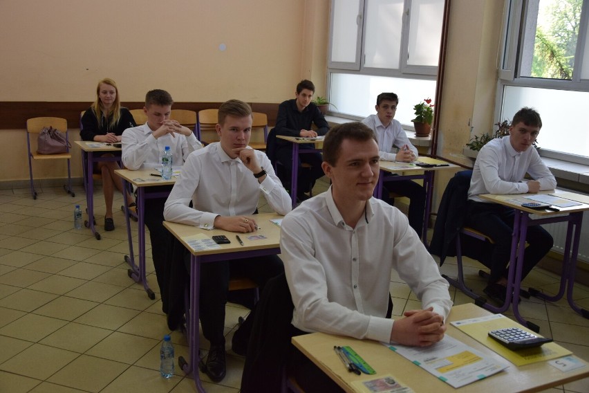 Matura 2022 w Wieluniu. Maturzyści z Zespołu Szkół nr 2 podeszli do egzaminu z matematyki ZDJĘCIA