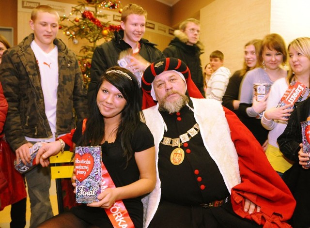 Na czele naszych wolontariuszy i rycerstwa kwestować będą Klaudia Karczewska - Najpiękniejsza Córka 2010 oraz Franciszek Jagielski - kasztelan Zamku Inowłódz.