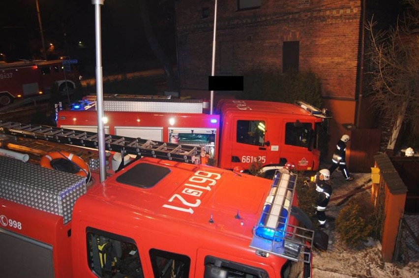 Groźny pożar w Pszowie - spłonął samochód i magazyn z elektroniką [ZDJĘCIA]