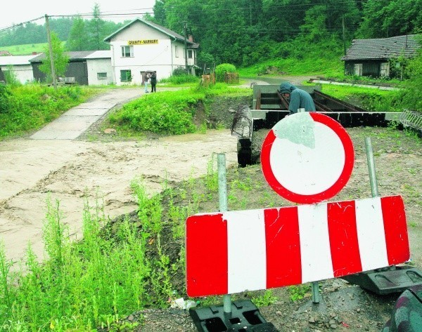 Most stoi niedokończony, a ludzie przeprawiają się brodem