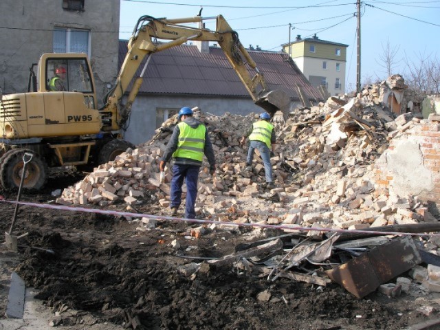 Ekipa budowlana wyburzyła dom stojący przy nowopowstałym ciągu pieszo-rowerowym wzdłuż rzeki Cedron