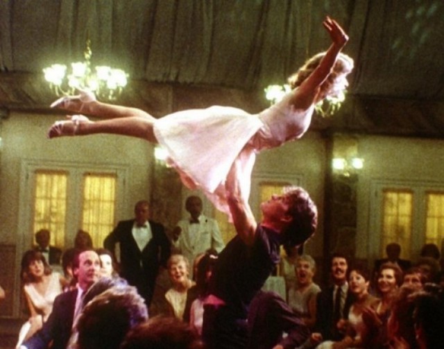 "Dirty Dancing" (reż. Emilie Ardolino). film z 1987 roku z gwiazdorskimi rolami Patricka Swayze i Jennifer Grey. 
Szesnastoletnia Frances poznaje na wakacjach w ekskluzywnym ośrodku wypoczynkowym przystojnego instruktora tańca. Mimo wielu różnic łączy ich wspólna pasja. Między młodymi ludźmi rodzi się uczucie. Muzyka do filmu zdobyła Oskara i Złoty Glob. 
fot. materiały prasowe