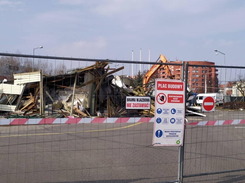 Wyburzanie budynku przy ul. Krakowskiej we Wrocławiu, w...