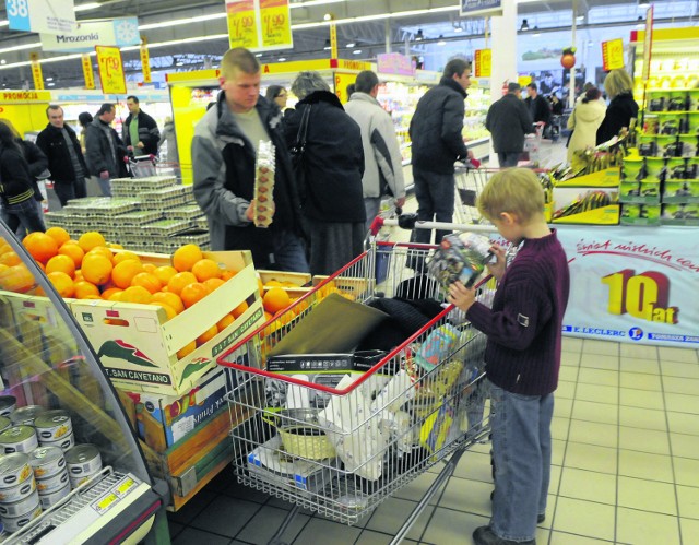 Polacy lubią weekendowe zakupy i w niedzielę sklepy także są oblegane