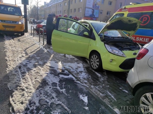 Wypadek w Opolu. Zderzenie forda z toyotą na skrzyżowaniu ulic Katowickiej i Kośnego