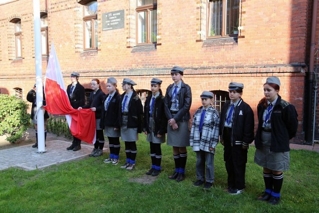 Flagę wciągnęli harcerze z Hufca ZHP Lębork im. Olimpijczyków Polskich.