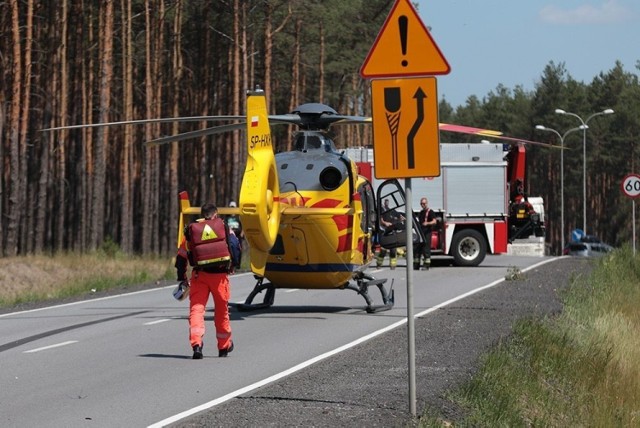 Na miejsce wypadku przyleciał śmigłowiec lotniczego pogotowia ratunkowego.