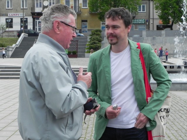 Autor wystawy, Wojciech Mazan (z prawej) w rozmowie z mieszkańcem Kolonii Robotniczej.