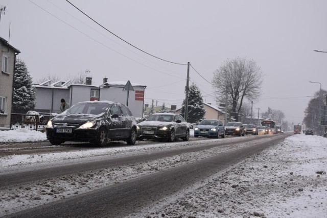 W wielu miejscach tworzą się utrudnienia, śnieg zalega na drogach i chodnikach