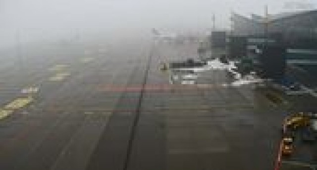 Gęsta mgła na lotniskiem w Gdańsku