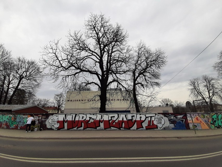 W Krakowie na obiektach WKS Wawel powstał mural w obronie Jana Pawła II