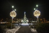 Kraków. Świąteczne iluminacje w Nowej Hucie. Jest choinka, są światełka w oknach i na wystawach [ZDJĘCIA]