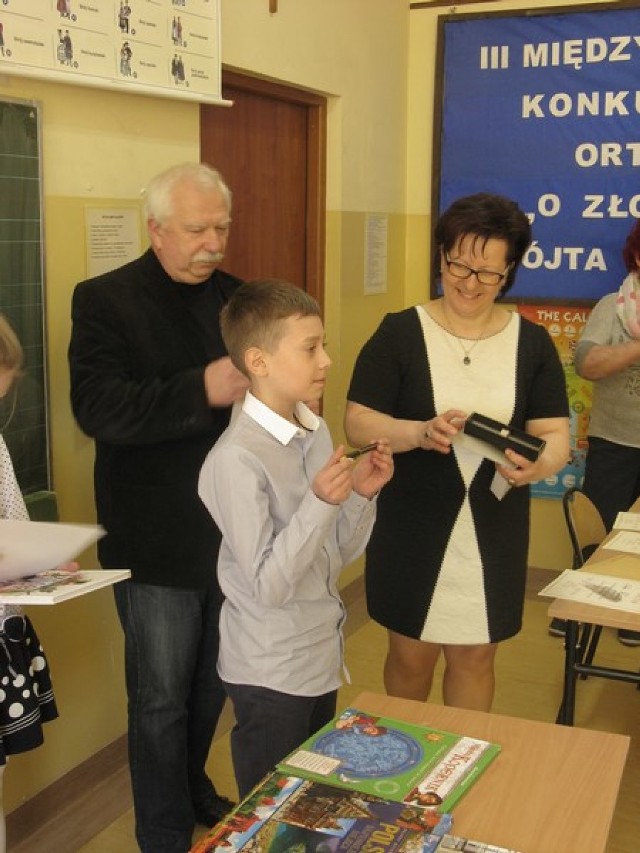 Nagrody w konkursie wręczyli Renata Węsierska,dyrektor szkoły w Mściszewicach i Zbigniew Zarzycki, dyrektor GOK-u w Sulęczynie.