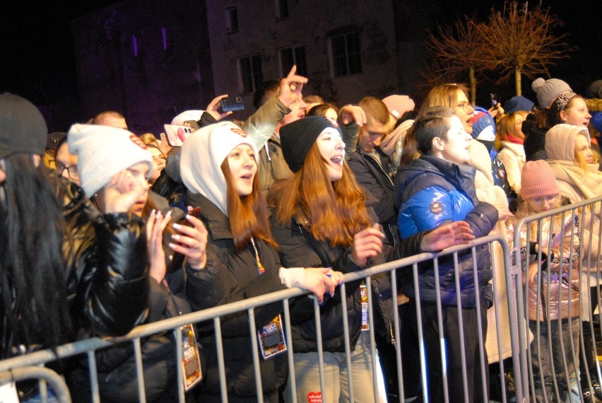 Pokaz ognia i energetyczny koncert C-BooL na finał Przystanek WOŚP w Piotrkowie ZDJĘCIA