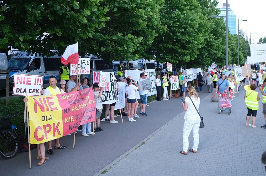 Protest pod siedzibą CPK. Przeciwko dotychczasowym i planowanym przez spółkę działaniom. CPK zamiast tego zachęca do udziału w konsultacjach