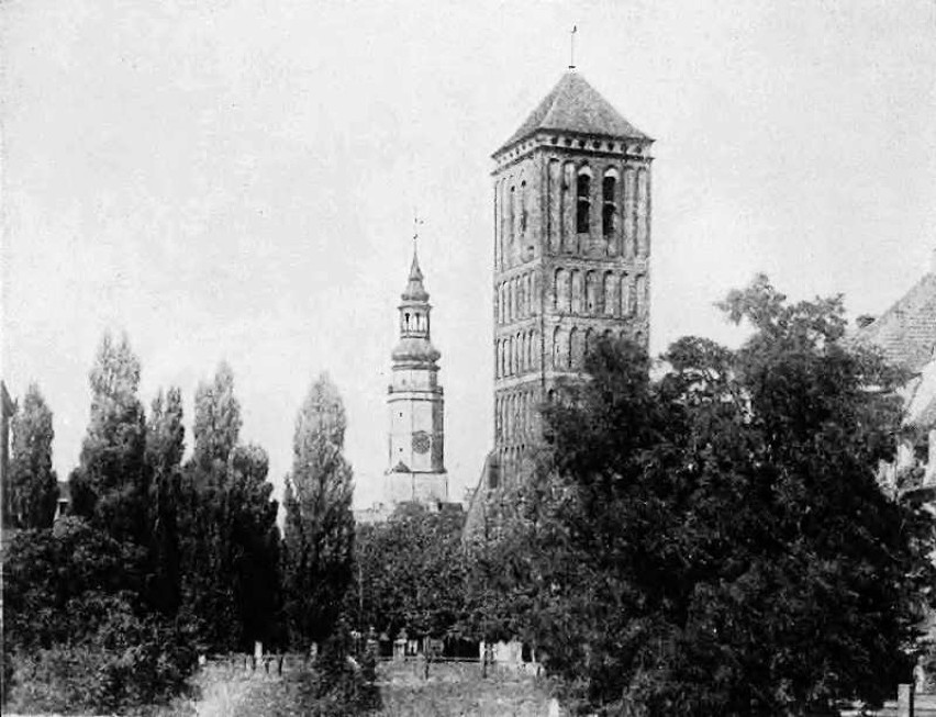 Widok na wieżę ratuszową i kościół parafialny