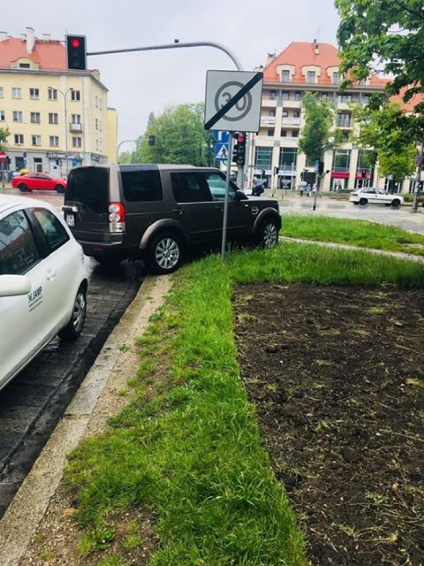 Mistrzowie parkowania z Wrocławia. Zobacz, jak parkują Święte Krowy (ZDJĘCIA)