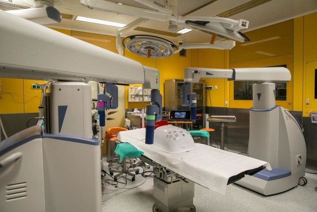 Robot obecnie stoi na bloku operacyjnym Oddziału Klinicznego Chirurgii Ogólnej, Onkologicznej i Gastroenterologicznej SU przy ul. Kopernika 40. Docelowo trafi do nowej siedziby lecznicy w Prokocimiu