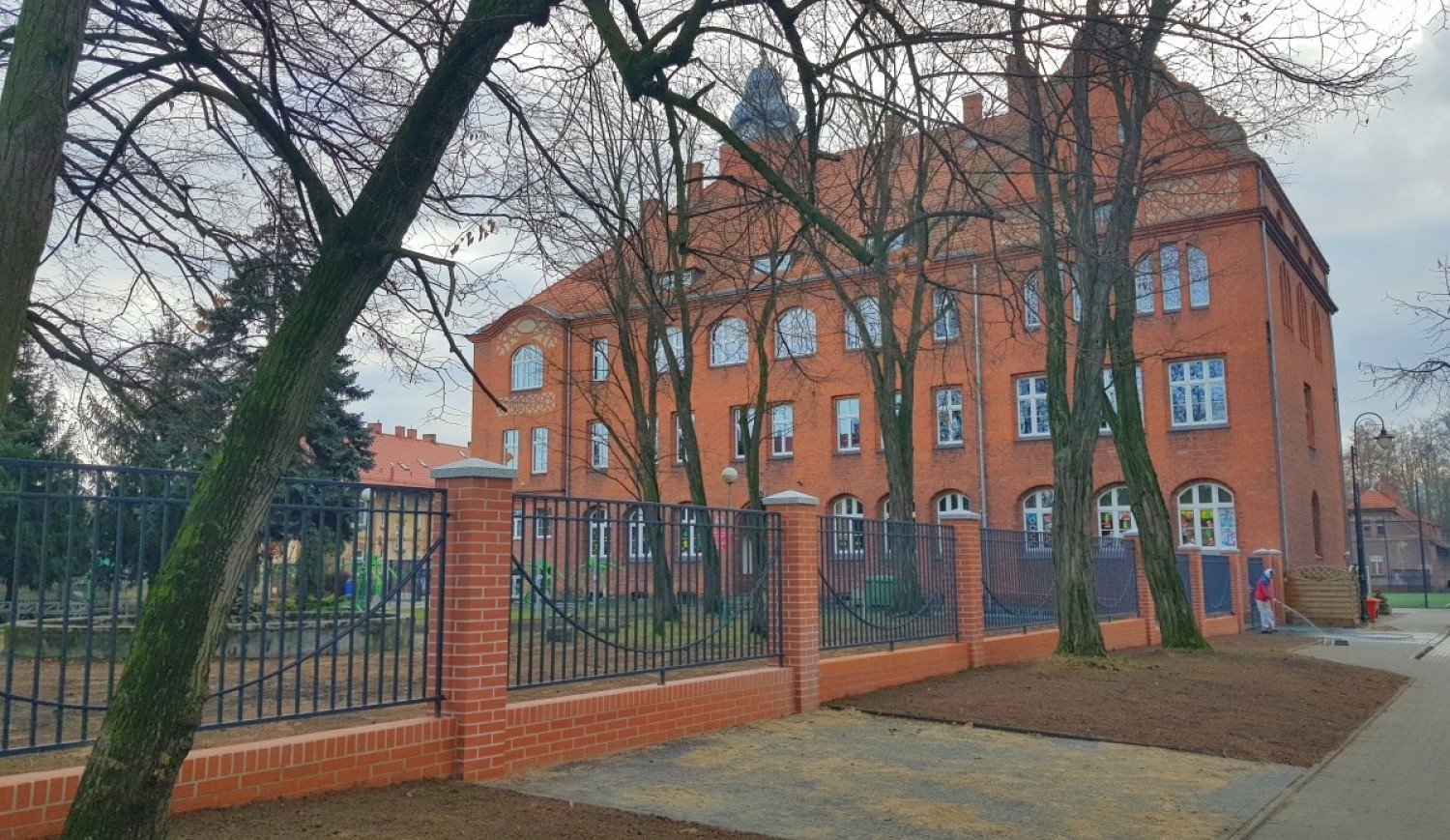 Szkoła Podstawowa Nr 1 Police Szkoła Podstawowa nr 1 w Wolsztynie zyskała nowe ogrodzenie | Wolsztyn