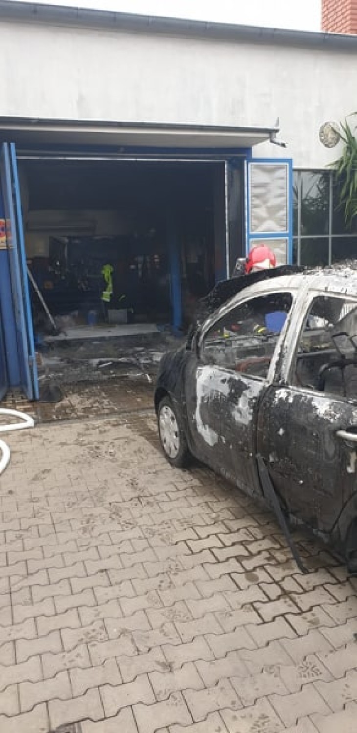 Pożar w warsztacie samochodowym w Wągrowcu. Interweniowali strażacy [ZDJĘCIA]