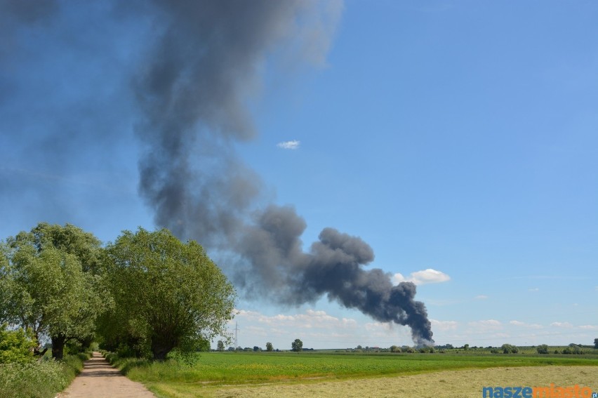 Pożar Miąskowo: Paliła się folia w zakładzie recyklingu [ZDJĘCIA]