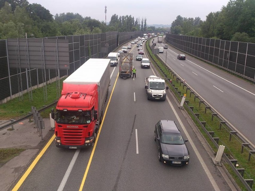 Burze nad Małopolską. Korki i utrudnienia na A4 po nocnej ulewie [ZDJĘCIA]