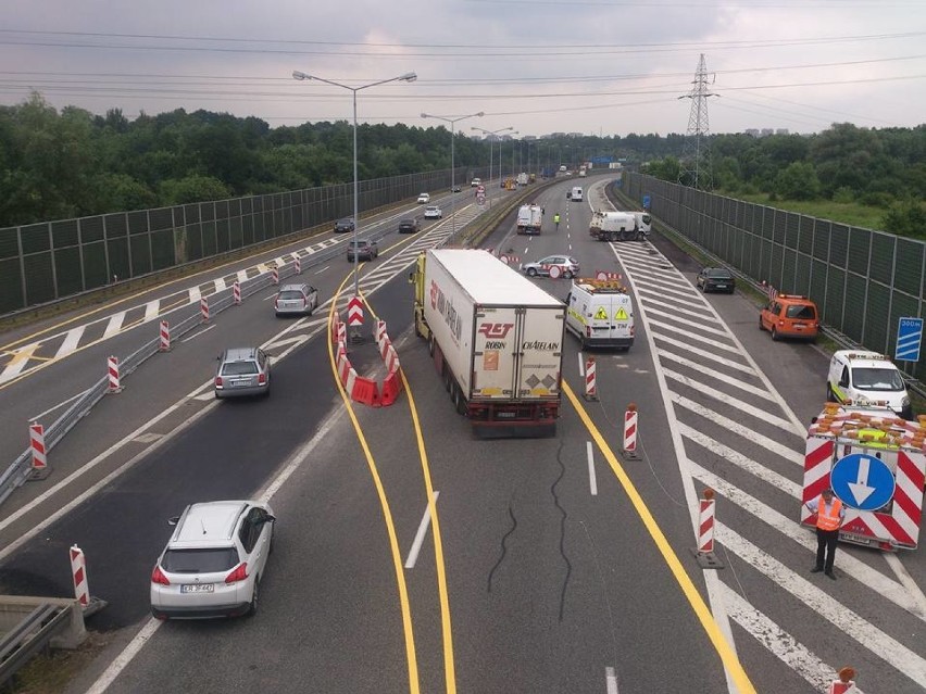 Burze nad Małopolską. Korki i utrudnienia na A4 po nocnej ulewie [ZDJĘCIA]