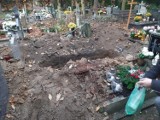 Porozrzucane kości, zniszczone nagrobki i pusty grób. Makabra na Cmentarzu Centralnym w Szczecinie