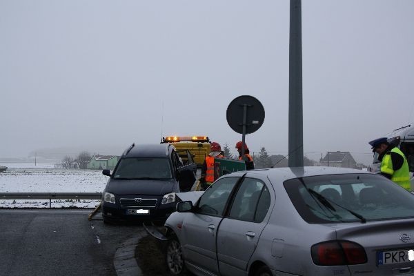 Mieszkańcy Krotoszyna i Bydgoszczy ucierpieli podczas zderzenia dwóch aut pod Środą Wielkopolską