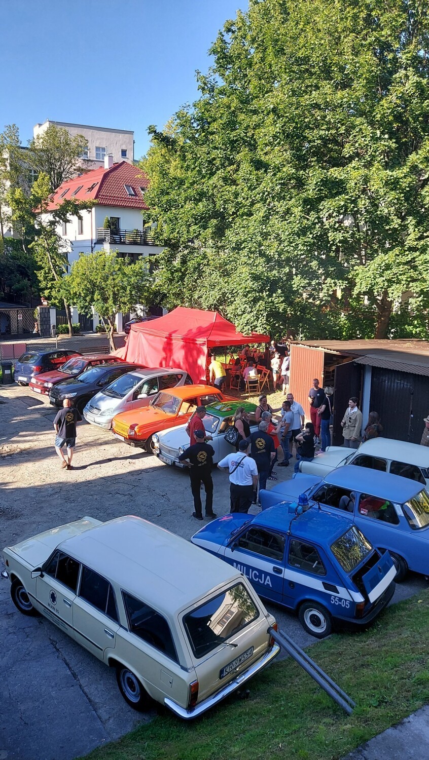 Miłośnicy motoryzacji z Niemiec zajechali trabantami do Gdyni i na Kaszuby! Ich samochody robiły furorę  | ZDJĘCIA