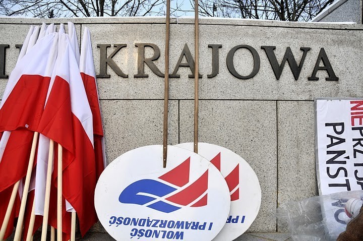 Korwin-Mikke pod Sejmem walczy z wysokim VAT (ZDJĘCIA)