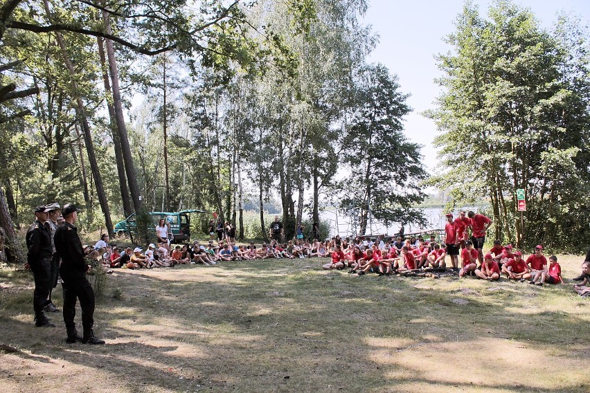 Zastępca komendanta wojewódzkiego PSP odwiedził obóz harcerski w Gołuchowie. Służby przeprowadziły dla młodzieży zajęcia edukacyjne