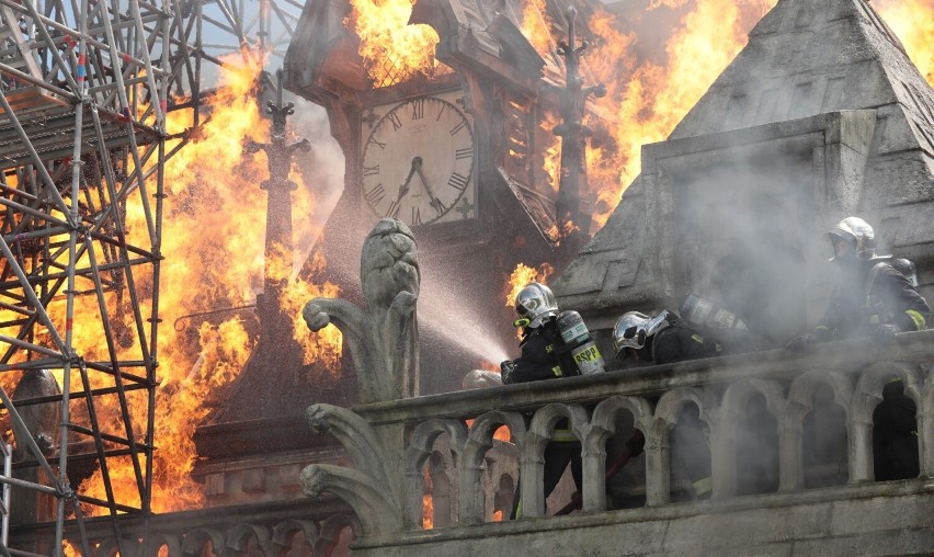 Triumf odwagi strażaków i modlitwy wiernych. Widowiskowy film "Notre-Dame płonie" w kinach od 19 sierpnia 