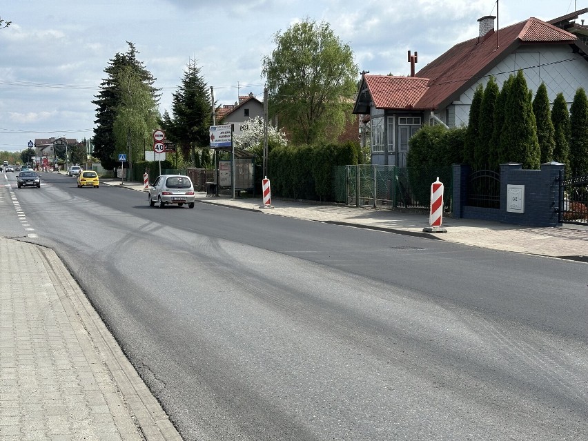 Ulica Brzeska w Bochni po remoncie, zapadnięte studzienki kanalizacyjne podniesiono do poziomu nowego asfaltu. Zobacz zdjęcia